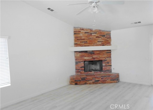 Detail Gallery Image 5 of 14 For 15930 Oak Ct, Victorville,  CA 92395 - 4 Beds | 3 Baths