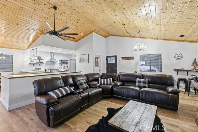 Detail Gallery Image 6 of 22 For 42677 Alta Vista Ave, Big Bear Lake,  CA 92315 - 2 Beds | 2 Baths