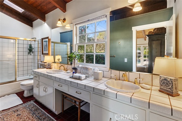 Detail Gallery Image 15 of 56 For 5425 Oakdale Ave, Woodland Hills,  CA 91364 - 4 Beds | 3/1 Baths