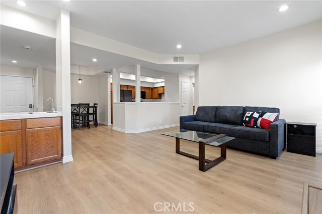 Detail Gallery Image 5 of 25 For 5420 Sylmar Ave #119,  Sherman Oaks,  CA 91401 - 2 Beds | 2 Baths