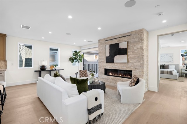 516 1/2 Larkspur Avenue, Corona del Mar CA: https://media.crmls.org/medias/0aca9c8c-f46b-42cc-a6ce-8910fa6083b6.jpg