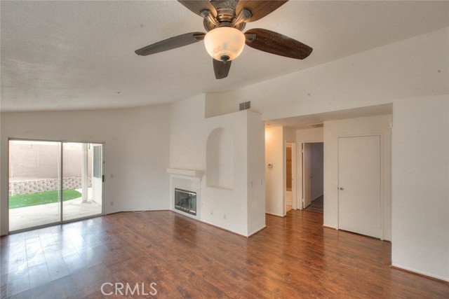 14319 Weeping Willow Lane, Fontana CA: https://media.crmls.org/medias/0accb2cf-3809-4212-be58-9cd9d18dce4c.jpg