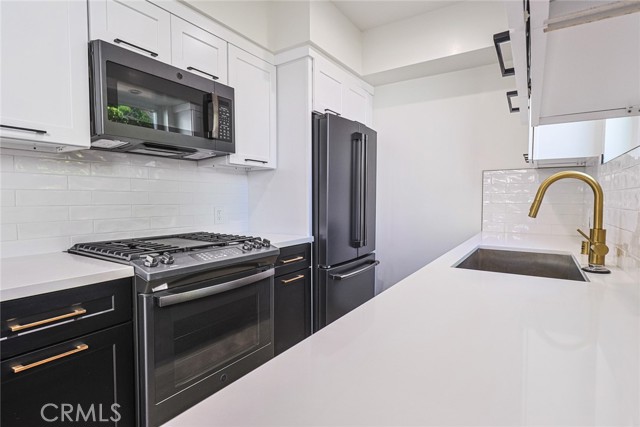 1227 N June Street, Hollywood CA: https://media.crmls.org/medias/0acccdc8-b922-4c94-8976-0a0a5d6d722b.jpg