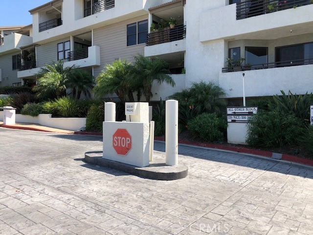 950 Cagney Lane, Newport Beach CA: https://media.crmls.org/medias/0acd438c-abaf-4c5e-b574-0c2ce347d08d.jpg