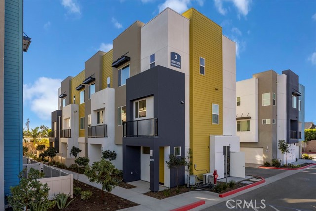 Detail Gallery Image 2 of 3 For 1095 N Harbor Bld, Anaheim,  CA 92801 - 4 Beds | 4 Baths