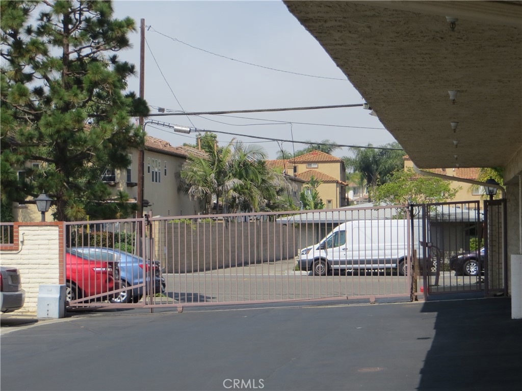 MLS #OC25103850 img 5