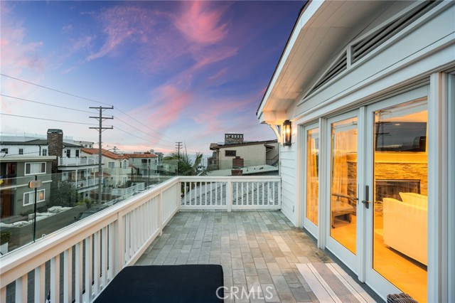 339 28th Street, Hermosa Beach, California 90254, 4 Bedrooms Bedrooms, ,3 BathroomsBathrooms,Residential,Sold,28th,PV22079530