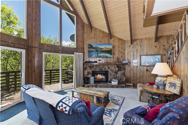 Detail Gallery Image 4 of 36 For 1096 Nadelhorn Dr, Lake Arrowhead,  CA 92352 - 3 Beds | 3 Baths