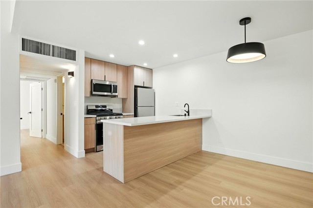 8601 International Avenue, Canoga Park CA: https://media.crmls.org/medias/0ad64cb4-2844-4b79-ad9f-e4864aa4b9f0.jpg