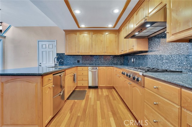 Detail Gallery Image 4 of 59 For 12305 Ridge, Los Angeles,  CA 90049 - 2 Beds | 2/1 Baths