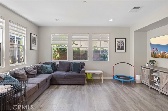 15530 Bonsai Way, Tustin CA: https://media.crmls.org/medias/0ad884b7-cb3f-44ed-b128-1e14e77e1e3d.jpg
