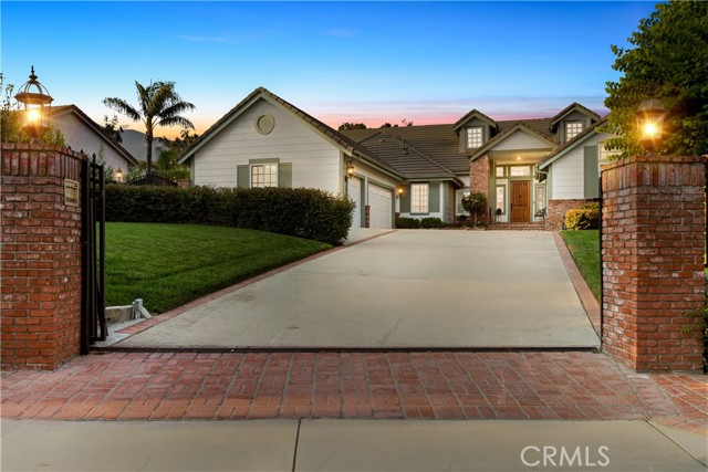 Open the electric gate and drive up to this amazing executive style home.