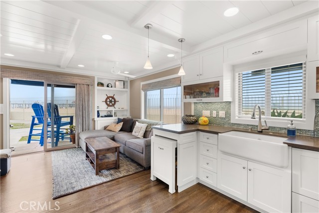711 Pacific Coast, Huntington Beach CA: https://media.crmls.org/medias/0adbaafd-3039-4110-a54f-e42ff3666265.jpg