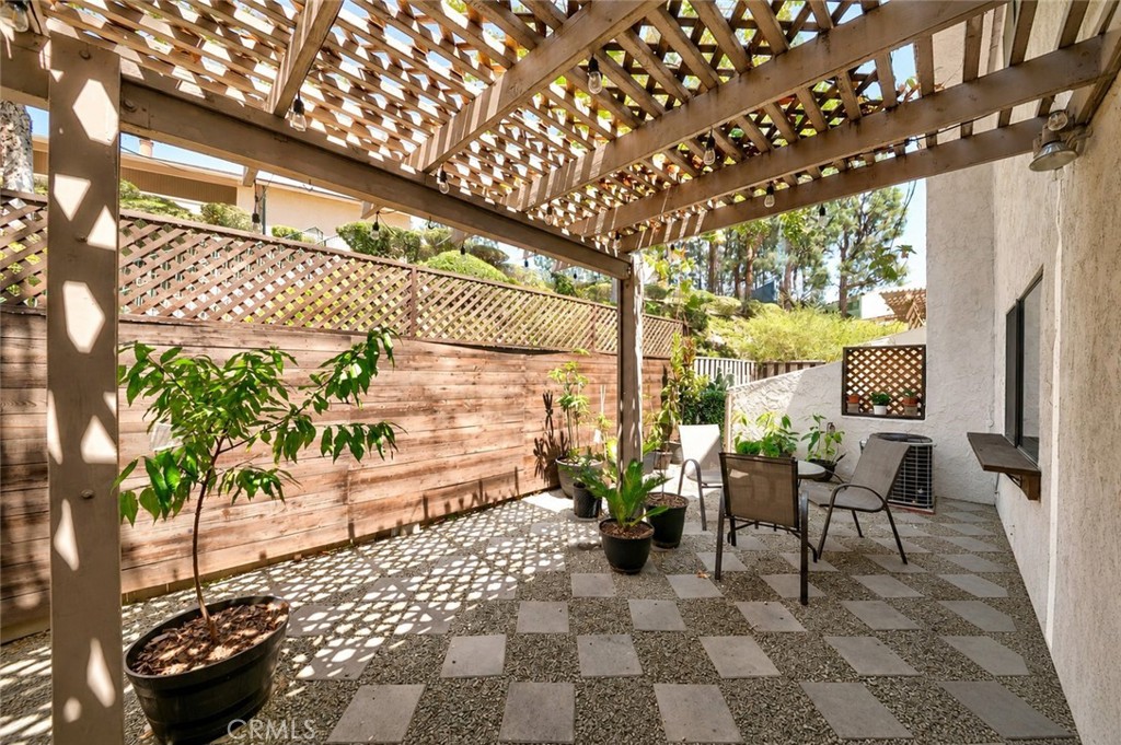 https://media.crmls.org/medias/0adc5b37-6efb-41a8-add7-1812eb178aff.jpg?preset=X-Large