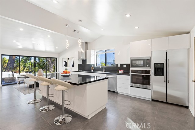 Detail Gallery Image 4 of 15 For 20509 Califa, Woodland Hills,  CA 91367 - 4 Beds | 4 Baths