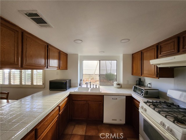 Detail Gallery Image 10 of 32 For 28030 Wildwind Rd, Canyon Country,  CA 91351 - 4 Beds | 3 Baths