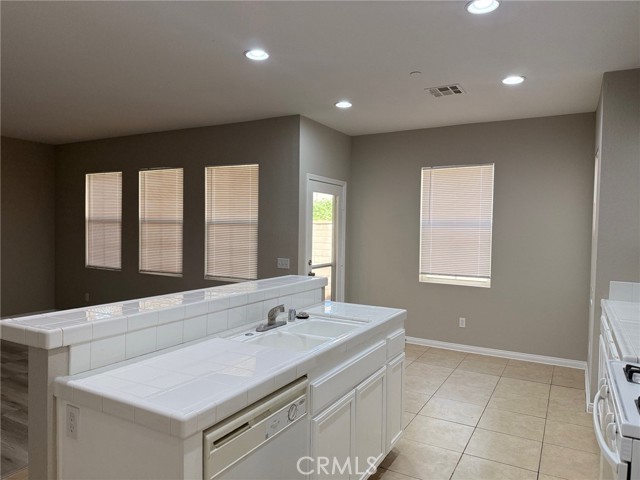 Detail Gallery Image 9 of 36 For 4547 Nicole Way, Riverside,  CA 92501 - 5 Beds | 3/1 Baths