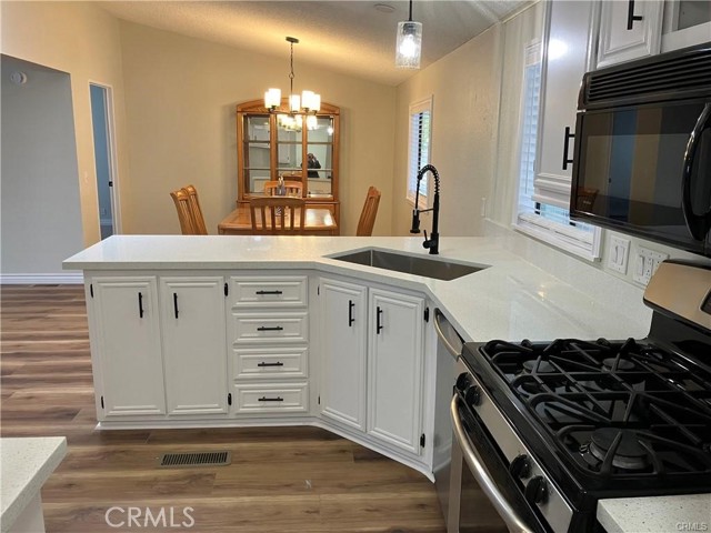1300 W Menlo Avenue, Hemet CA: https://media.crmls.org/medias/0ae427d9-3b41-4bbb-acde-d20847011fe8.jpg