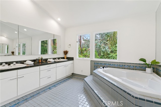 1156 S Carmelina Avenue, Los Angeles CA: https://media.crmls.org/medias/0ae65caf-3355-421b-bff4-5ffc96169568.jpg