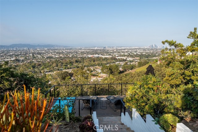 4139 S Cloverdale Avenue, Los Angeles CA: https://media.crmls.org/medias/0ae95149-ab99-400c-ae0e-55c9ac7509c2.jpg