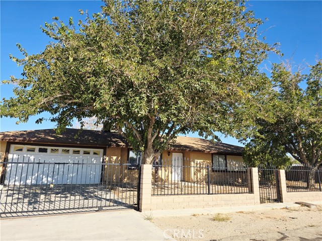 41042 163rd St E, Lancaster CA: https://media.crmls.org/medias/0aea89ba-b5f7-4890-b630-3f457ee298d3.jpg
