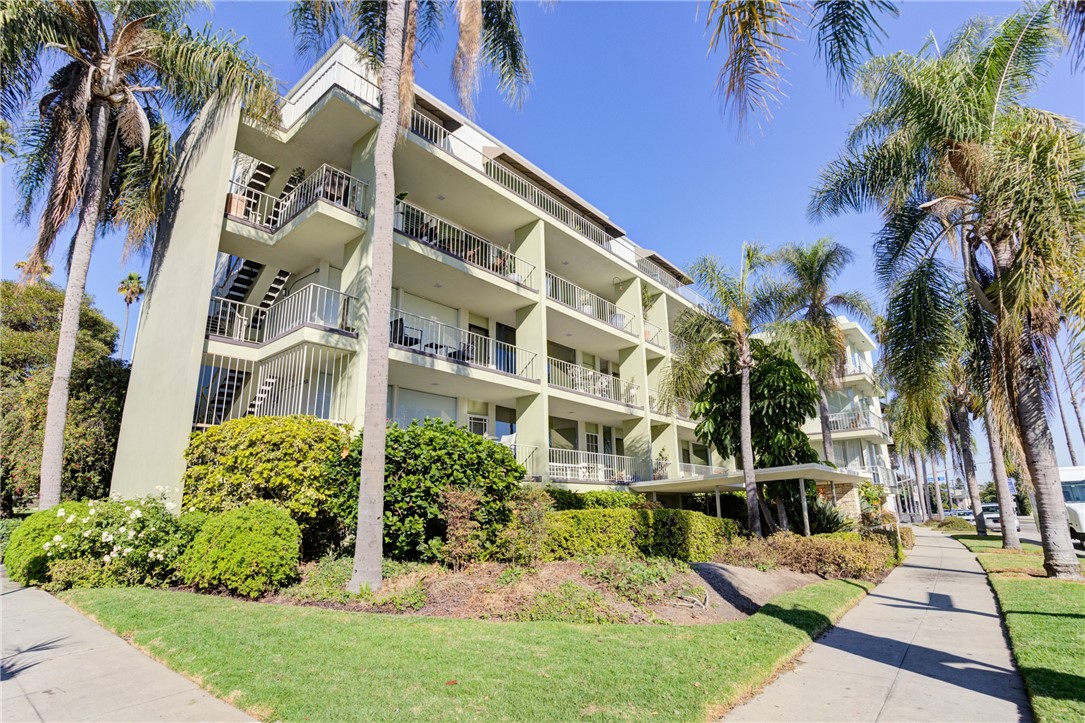 Detail Gallery Image 1 of 1 For 3901 E Livingston Dr #301,  Long Beach,  CA 90803 - 2 Beds | 2 Baths
