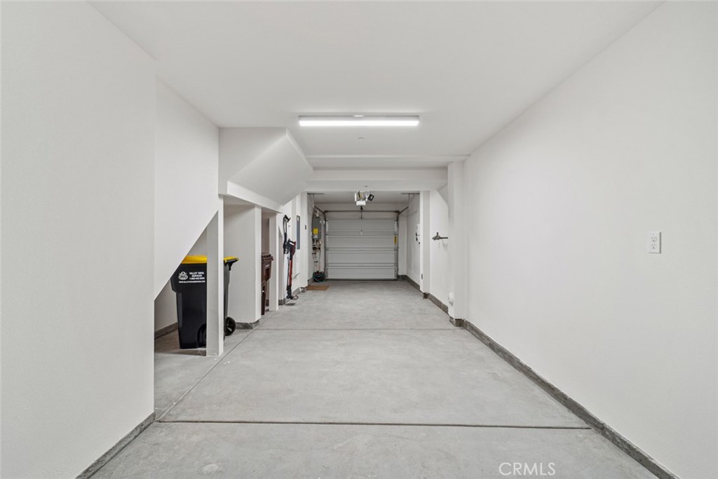 https://media.crmls.org/medias/0aecc752-8e3c-4076-b296-7425c2af30be.jpg?preset=X-Large