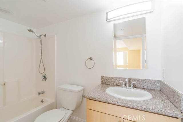 Detail Gallery Image 12 of 21 For 1466 Tamarind Ave #301,  Los Angeles,  CA 90028 - 2 Beds | 2 Baths