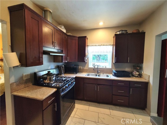 Detail Gallery Image 10 of 24 For 1265 W Mission Bld, Pomona,  CA 91766 - 3 Beds | 2 Baths