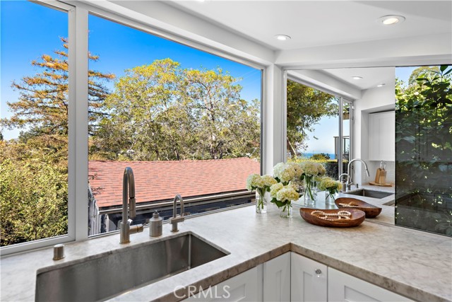 592 Bluebird Canyon Drive, Laguna Beach CA: https://media.crmls.org/medias/0aefb255-4512-4368-8b17-42c3fb36fb48.jpg