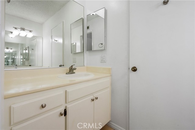 Detail Gallery Image 35 of 47 For 19451 Sherman Way #301,  Reseda,  CA 91335 - 3 Beds | 2/1 Baths