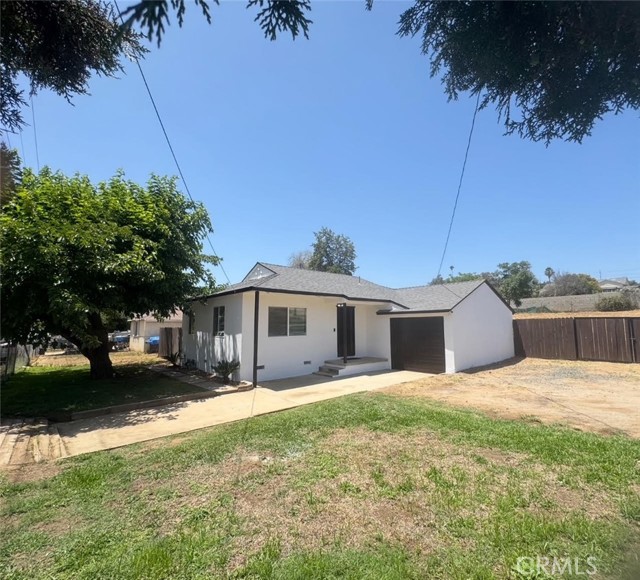5609 Beach Street, Jurupa Valley CA: https://media.crmls.org/medias/0af408fa-f849-4130-a2aa-a5e7c1bafef2.jpg