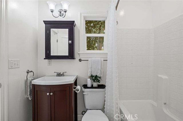 438 W 6th Avenue, Chico CA: https://media.crmls.org/medias/0af44356-cc9b-4b1d-b039-4d78cf6d7bb0.jpg