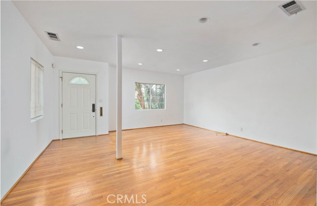 Detail Gallery Image 7 of 31 For 17420 Collins St, Encino,  CA 91316 - 3 Beds | 3 Baths
