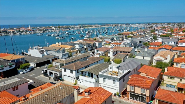 Detail Gallery Image 10 of 32 For 105 via Ravenna, Newport Beach,  CA 92663 - 4 Beds | 3/1 Baths