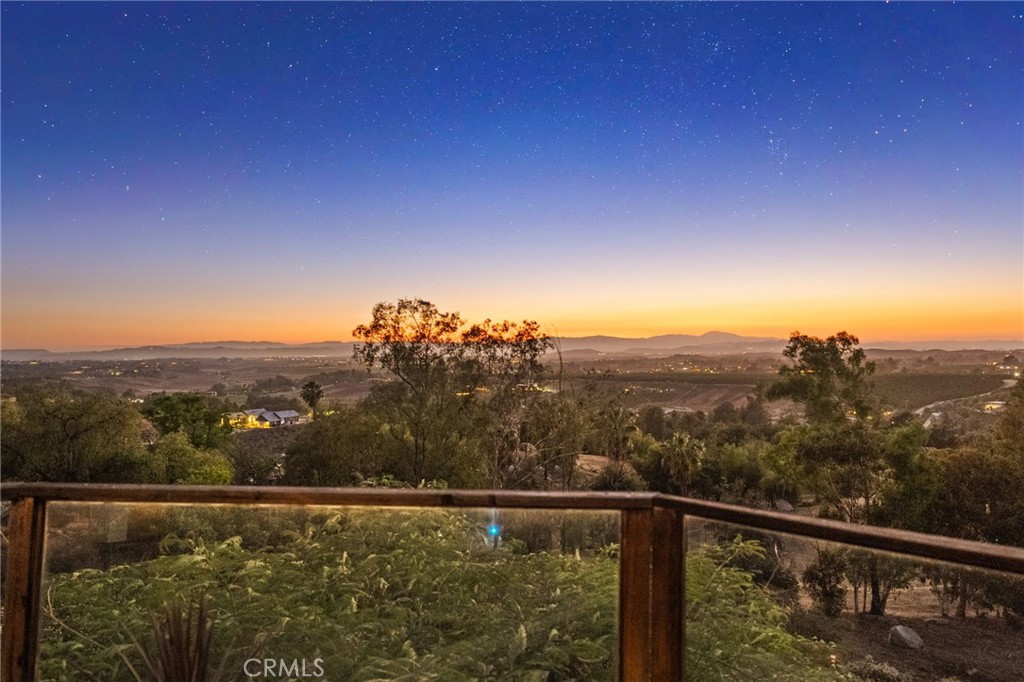 https://media.crmls.org/medias/0af89c1f-6c96-471c-9214-853255d7ec48.jpg?preset=X-Large
