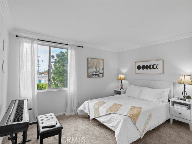 12720 Burbank Boulevard, Valley Village CA: https://media.crmls.org/medias/0af911b7-f75d-44f4-8504-fce25d736d45.jpg