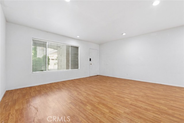 Detail Gallery Image 3 of 28 For 330 N Howard St #108,  Glendale,  CA 91206 - 2 Beds | 2 Baths