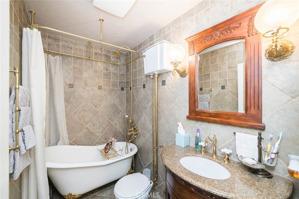 https://media.crmls.org/medias/0afa5ed1-0116-4573-bab5-449f1558212b.jpg?preset=X-Large