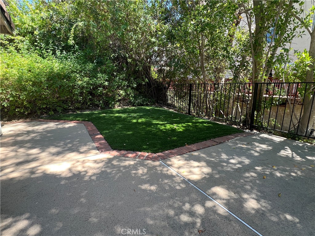 https://media.crmls.org/medias/0afbd932-c7eb-4ad1-948b-e1bd2bffe6b8.jpg?preset=X-Large