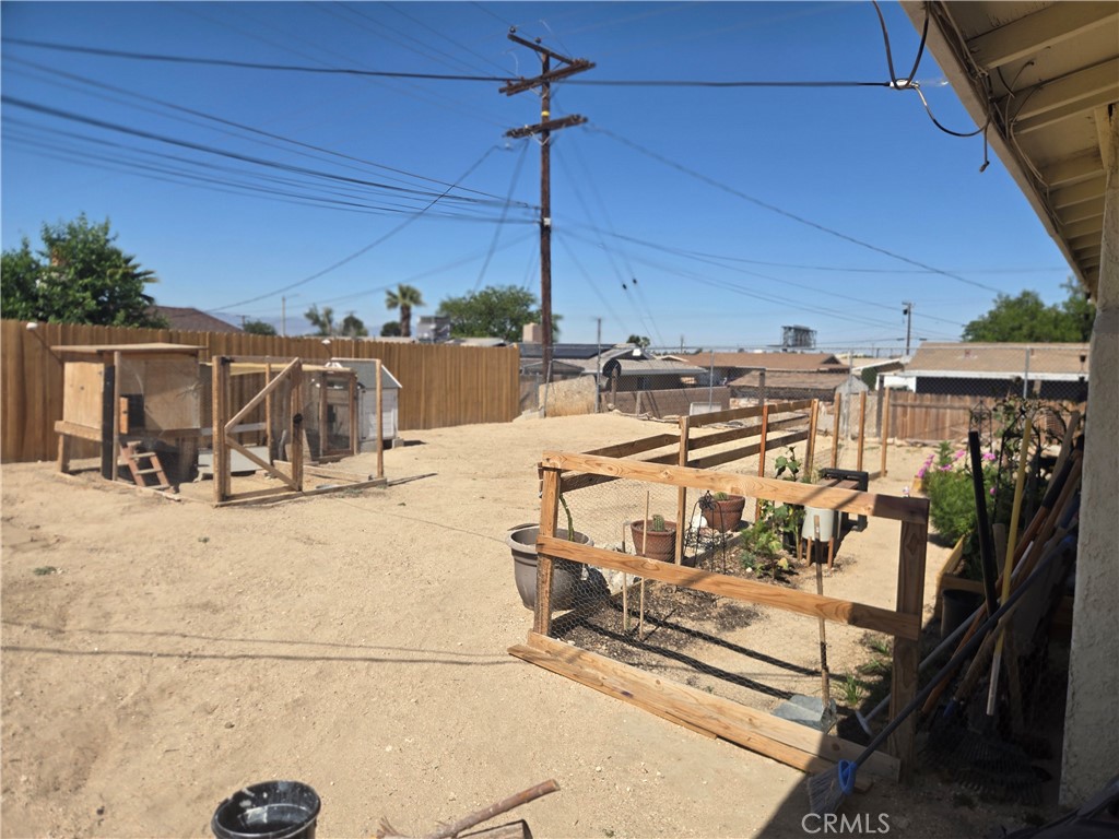 https://media.crmls.org/medias/0afc5933-3a62-4a36-9a85-58a8bfb66a58.jpg?preset=X-Large