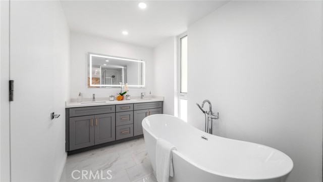 2306 Aviation Boulevard, Redondo Beach, California 90278, 4 Bedrooms Bedrooms, ,5 BathroomsBathrooms,Residential,Sold,Aviation,PV21200474