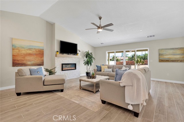 Detail Gallery Image 6 of 63 For 18525 Seaforth, Hesperia,  CA 92345 - 4 Beds | 2/1 Baths