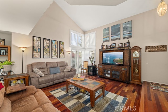 831 Arbor Cir, La Verne CA: https://media.crmls.org/medias/0b019863-049a-4df9-8d2b-7e0f28fda83e.jpg