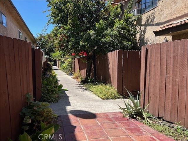 Detail Gallery Image 2 of 14 For 9019 Cedros Ave #1,  Panorama City,  CA 91402 - 2 Beds | 1/1 Baths