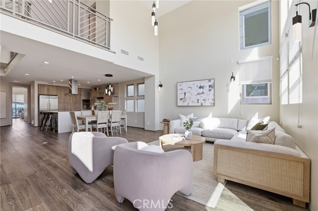 Detail Gallery Image 4 of 67 For 1745 Spreckels Ln, Redondo Beach,  CA 90278 - 3 Beds | 4/1 Baths