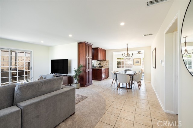 Detail Gallery Image 3 of 21 For 2206 Stinson St, Simi Valley,  CA 93065 - 3 Beds | 2 Baths