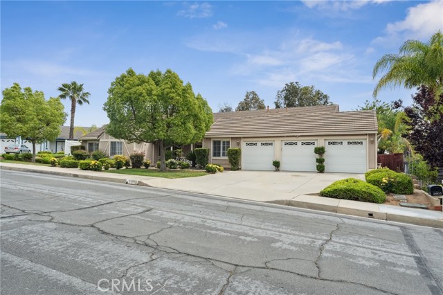 24805 Morning Mist Drive, Moreno Valley CA: https://media.crmls.org/medias/0b059ebd-a60b-4243-83ea-52e3ce1b28b1.jpg