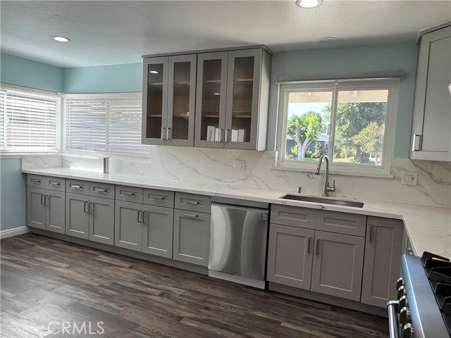 Detail Gallery Image 13 of 42 For 18614 Liggett St, Northridge,  CA 91324 - 5 Beds | 3/1 Baths