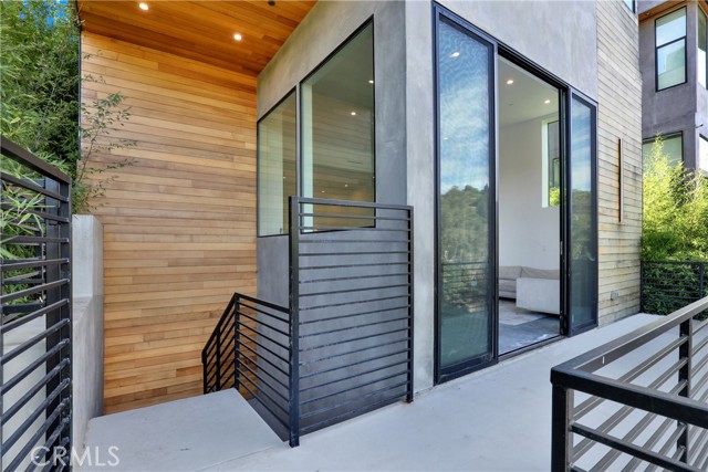 Detail Gallery Image 2 of 45 For 3949 Glenalbyn Dr, Los Angeles,  CA 90065 - 3 Beds | 2/1 Baths